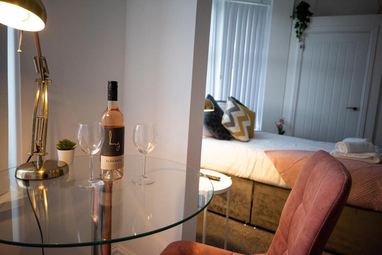 Elmo River Studios - 6 En-Suites In Wallasey - Easy Parking - Short And Long Stays Welcome Esterno foto