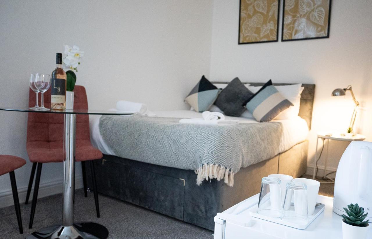 Elmo River Studios - 6 En-Suites In Wallasey - Easy Parking - Short And Long Stays Welcome Esterno foto