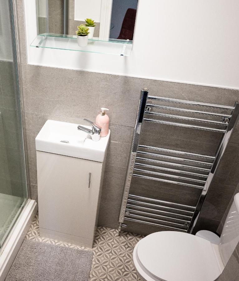 Elmo River Studios - 6 En-Suites In Wallasey - Easy Parking - Short And Long Stays Welcome Esterno foto