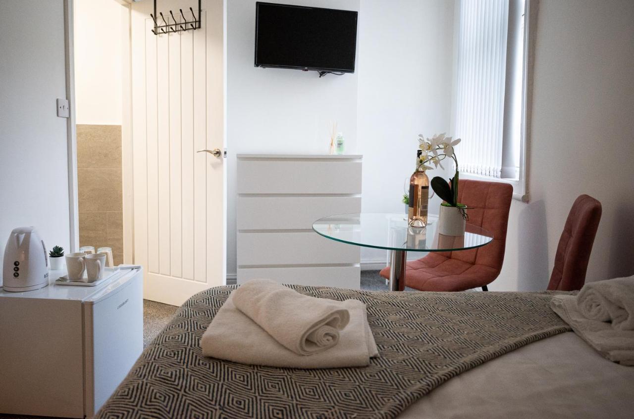Elmo River Studios - 6 En-Suites In Wallasey - Easy Parking - Short And Long Stays Welcome Esterno foto