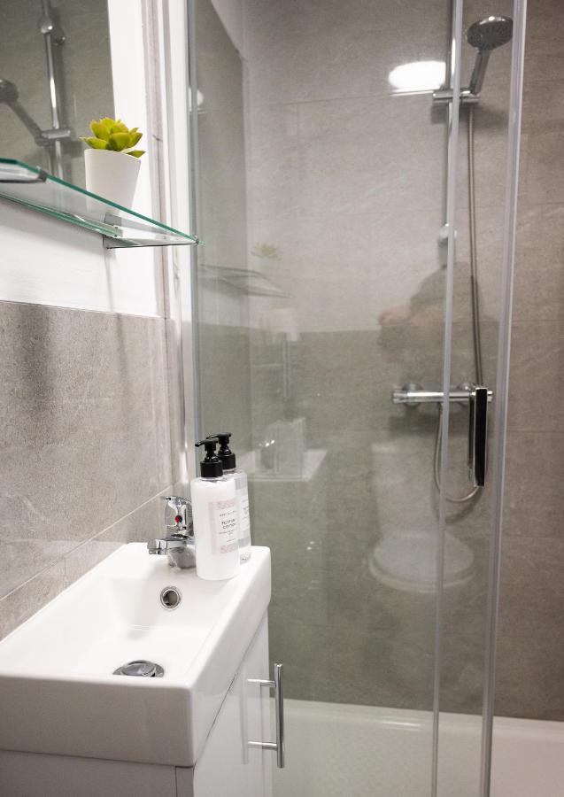 Elmo River Studios - 6 En-Suites In Wallasey - Easy Parking - Short And Long Stays Welcome Esterno foto