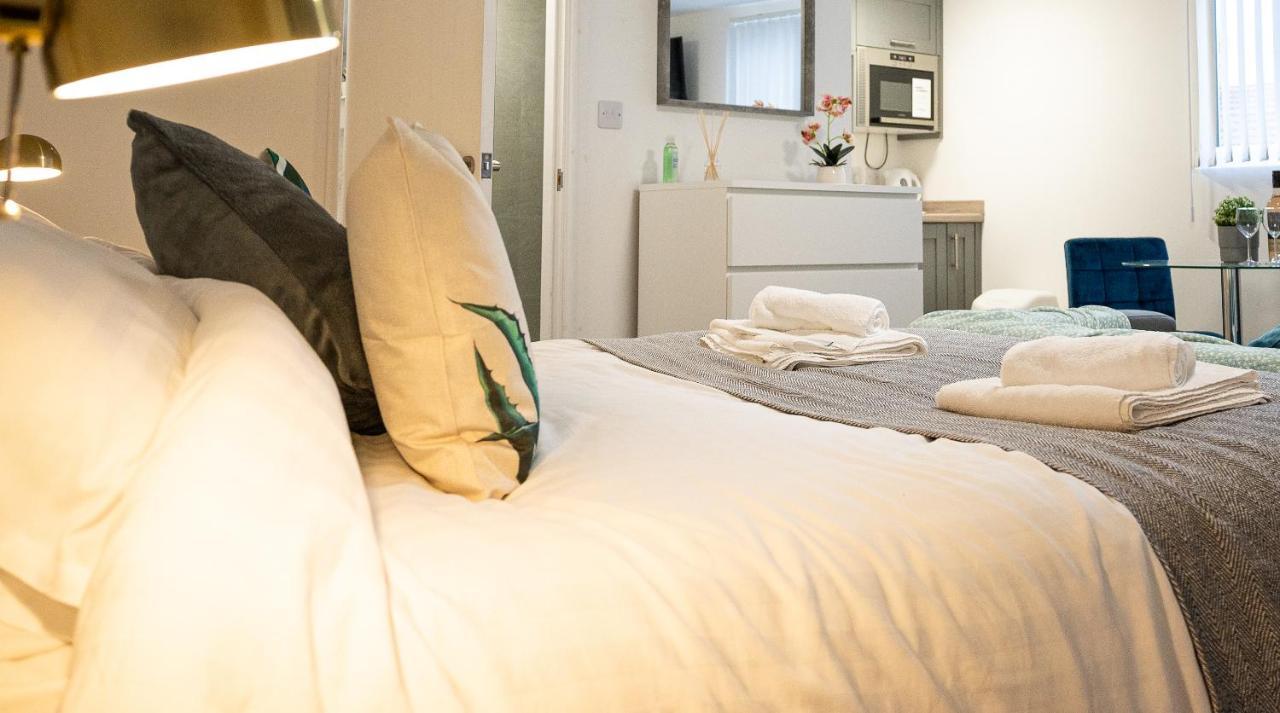 Elmo River Studios - 6 En-Suites In Wallasey - Easy Parking - Short And Long Stays Welcome Esterno foto