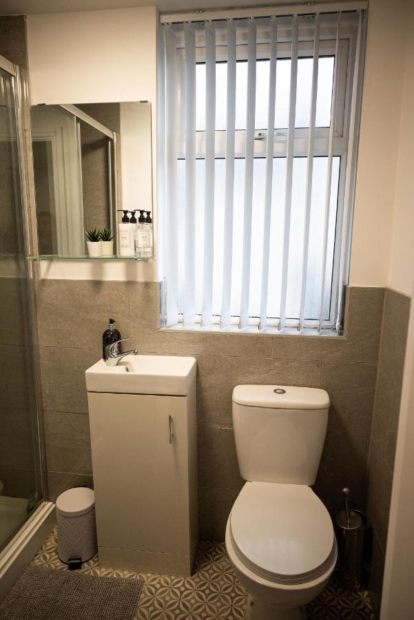 Elmo River Studios - 6 En-Suites In Wallasey - Easy Parking - Short And Long Stays Welcome Esterno foto